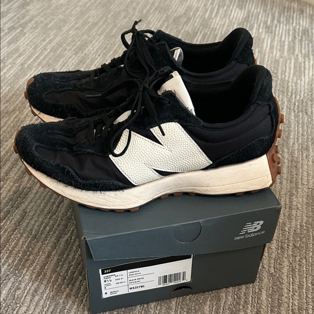 New Balance 327 women’s 9.5 Black and White Running Shoes